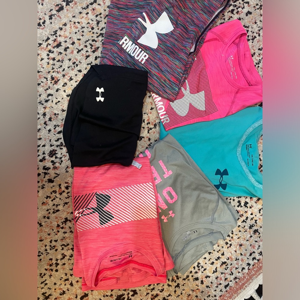 Bundle of girls Under Armour shirts Size Youth XL